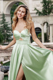 Verde Vestido de Dama de Honor Largo con Escote Ojo de Cerradura Plisado y Abertura