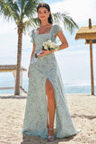 Vestido de dama de honor con estampado floral verde grisáceo con abertura