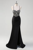 Vestido de fiesta largo con cuentas y cuello halter negro brillante con abertura