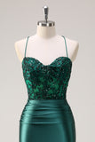 Vestido de fiesta largo con corsé halter de sirena verde oscuro brillante con abertura