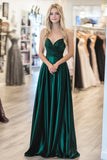 Elegante vestido de fiesta largo de satén verde oscuro con pliegues