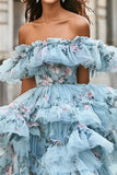 Vestido de fiesta asimétrico de organza con volantes florales azules con hombros descubiertos