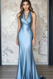 Vestido de gala de satén azul grisáceo con espalda halter