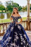 Vestido de XV de hombro descubierto azul marino de tul con apliques de flores