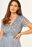 Vestido formal gris brillante con cuello en V con mangas cortas