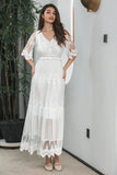 Vestido de graduación largo y modesto de encaje boho con escote en V blanco y manga corta