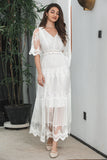 Vestido de graduación largo y modesto de encaje boho con escote en V blanco y manga corta